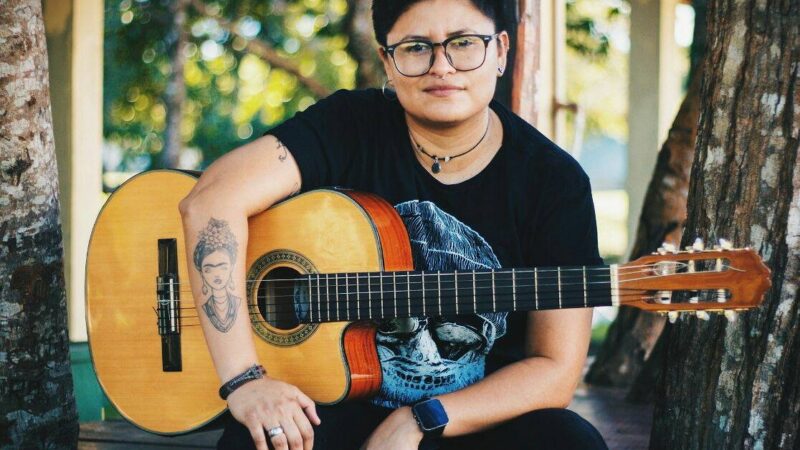 Cantora Michele Maycoth faz tributo a Maria Gadú em show acústico em Macapá