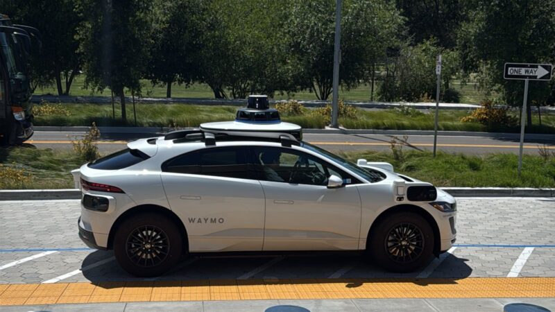 Carro autônomo da Waymo atropela criança perto de escola na Califórnia e gera investigação nos EUA