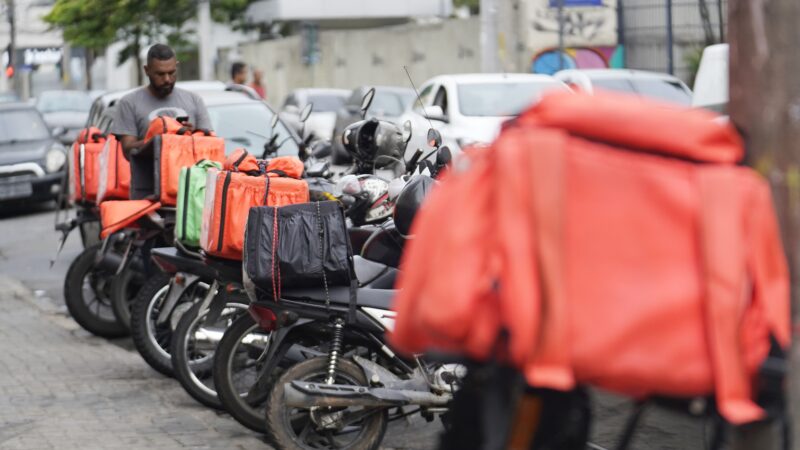 Pesquisa indica que maioria dos brasileiros rejeita taxa mínima para entregas por aplicativo