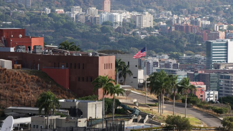 Relações Diplomáticas entre EUA e Venezuela São Restabelecidas com Hasteamento da Bandeira Americana em Caracas