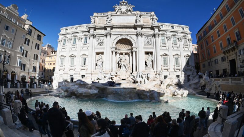Roma inicia cobrança para visitar a Fontana di Trevi e controla fluxo de turistas