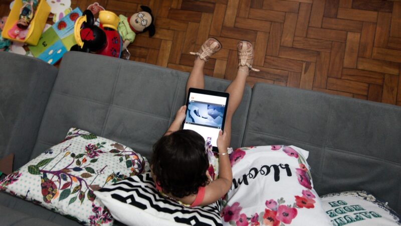 Como a distração dos adultos com celulares impacta o desenvolvimento infantil na primeira infância