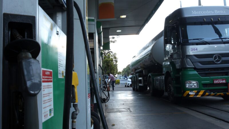 Diesel tem alta de mais de 7% em março impulsionada por conflito no Oriente Médio