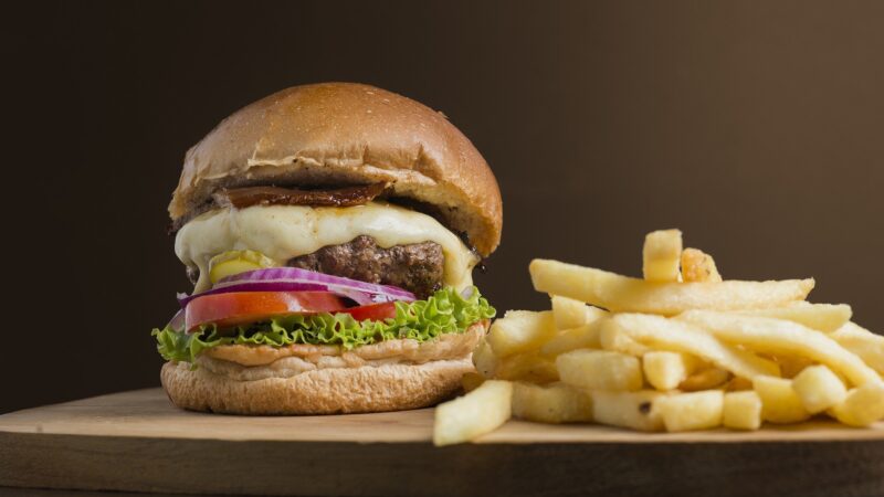 Estudo reforça que dieta saudável reduz risco de morte e fast food eleva problemas no fígado