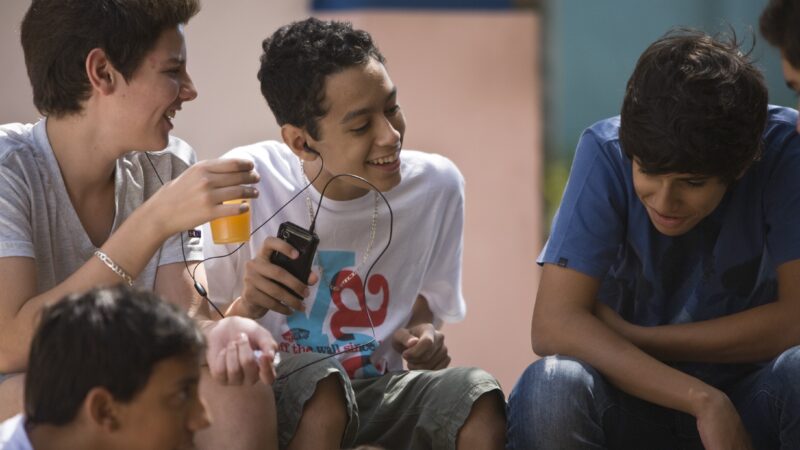 IBGE revela desafios enfrentados por adolescentes brasileiros nas escolas em 2024