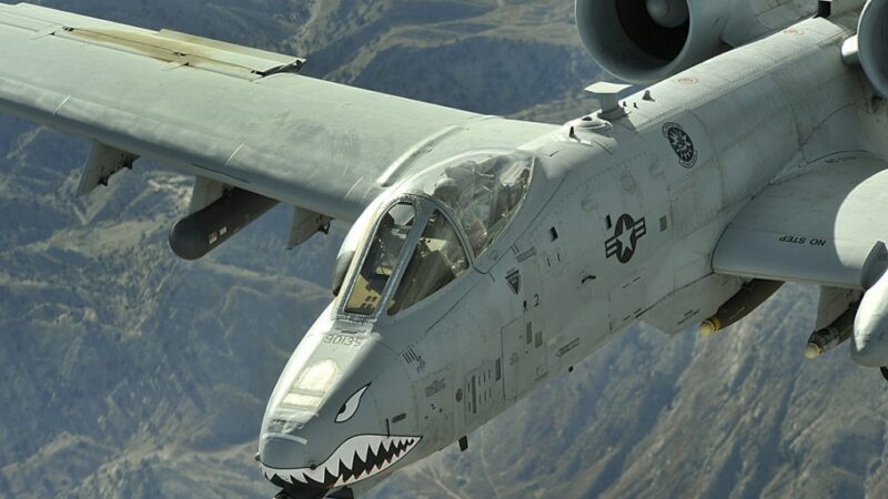 Irã e EUA intensificam buscas por piloto americano desaparecido após queda de caças