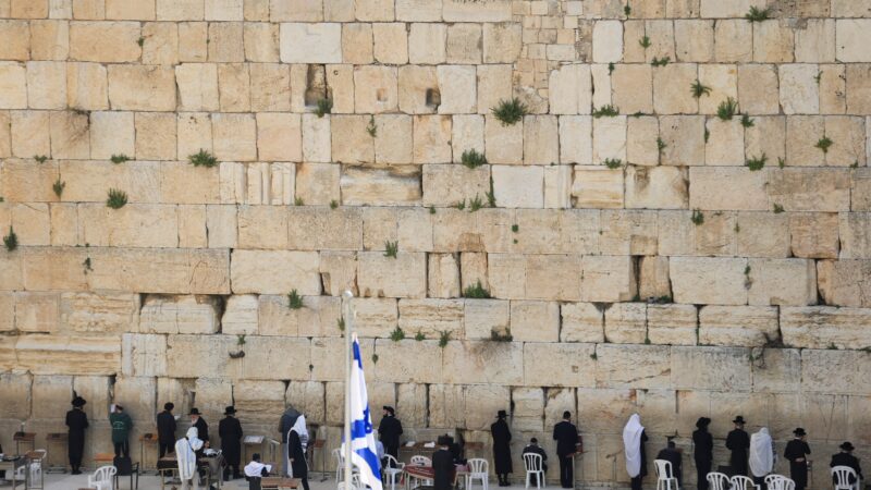 Locais sagrados de Jerusalém reabrem após mais de um mês fechados por conflito
