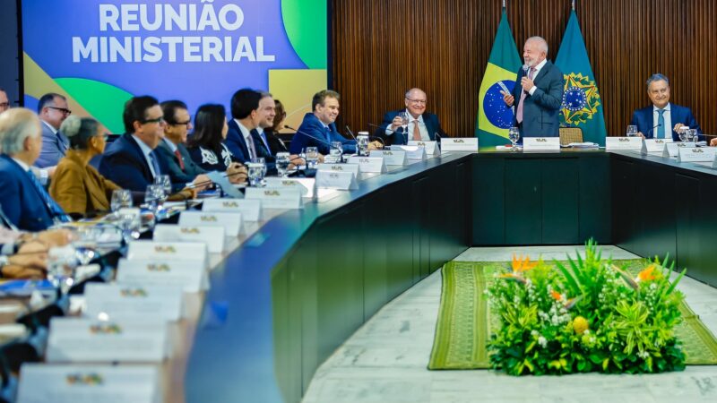 Lula confirma Alckmin como vice e anuncia mudanças em ministérios para 2026