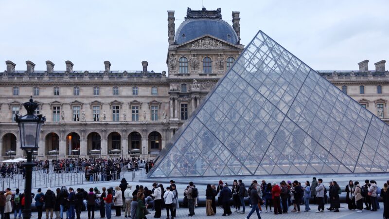 Museu do Louvre reabre parcialmente em meio a paralisação dos funcionários em Paris