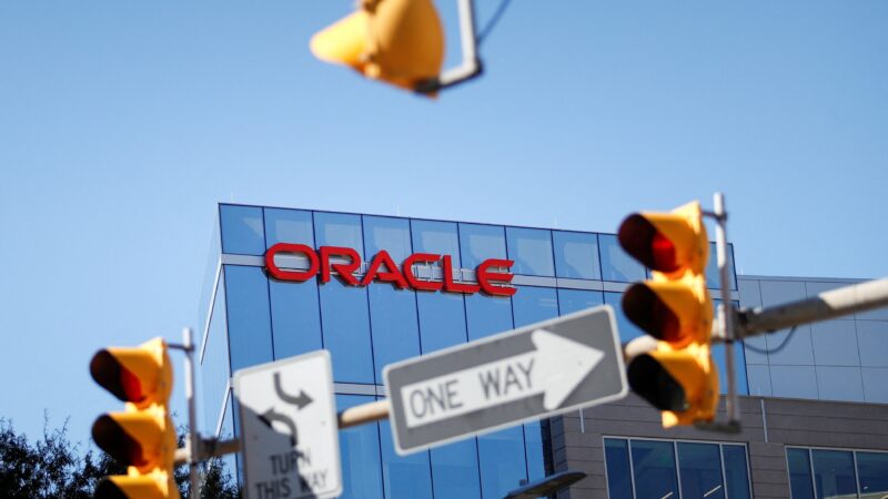 Oracle anuncia cortes de milhares de vagas para focar em inteligência artificial