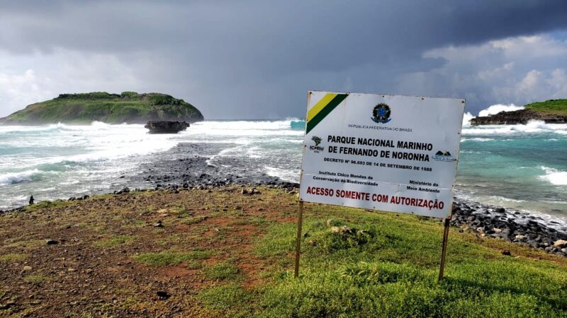 Parque Nacional Marinho de Fernando de Noronha fecha atrativos por mar agitado
