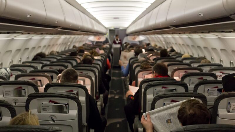 Quando a companhia aérea pode alterar seu assento ou rebaixar a classe de viagem?