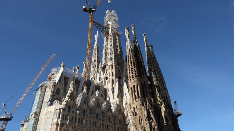 Sagrada Família alcança 172,5 metros e se torna o edifício mais alto de Barcelona