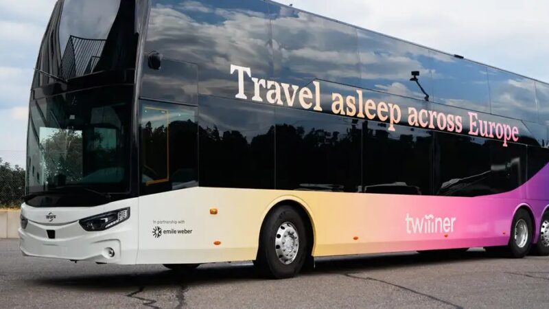 Startup suíça introduz ônibus-leito com camas reclináveis no transporte europeu