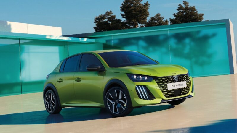 Stellantis convoca recall global de 700 mil carros híbridos por risco de fogo