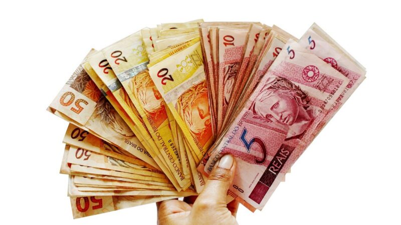 Desafios e a Importância da Educação Financeira para Mulheres Maduras