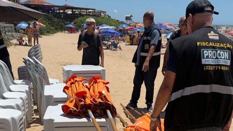 Fiscalização em praias brasileiras combate abusos como consumação mínima e preços elevados