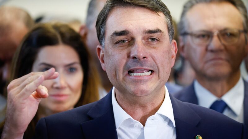 Flávio Bolsonaro troca coordenador de comunicação após polêmica com banqueiro Vorcaro