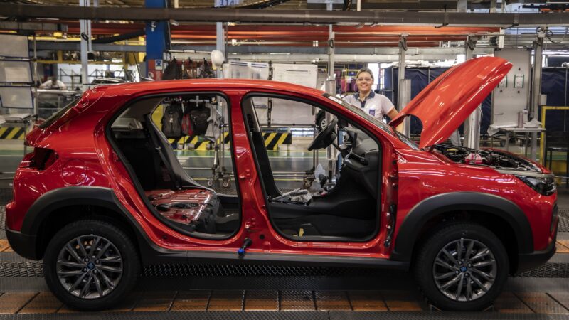 Produção de veículos no Brasil registra queda em abril, enquanto exportações sofrem impacto da Argentina