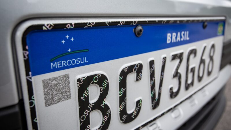 Projeto propõe retorno de nomes de estado e município nas placas de veículos no Brasil