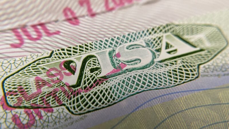Rejeição de vistos dos EUA para brasileiros registra leve queda em 2025