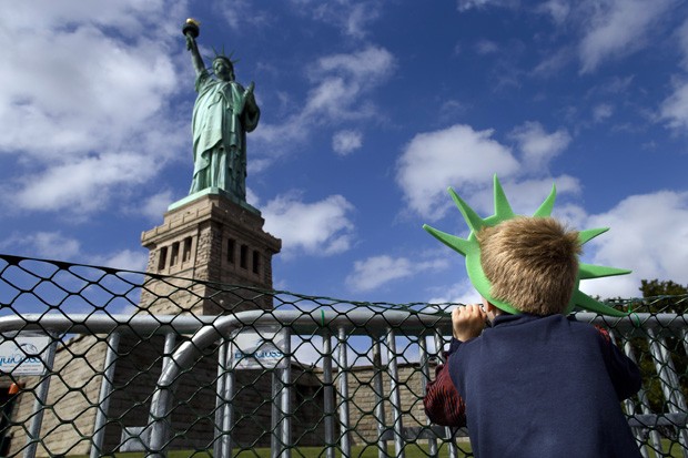 Turismo nos EUA cai 6% em visitantes estrangeiros, mas gastos globais do setor crescem 6,7% em 2025