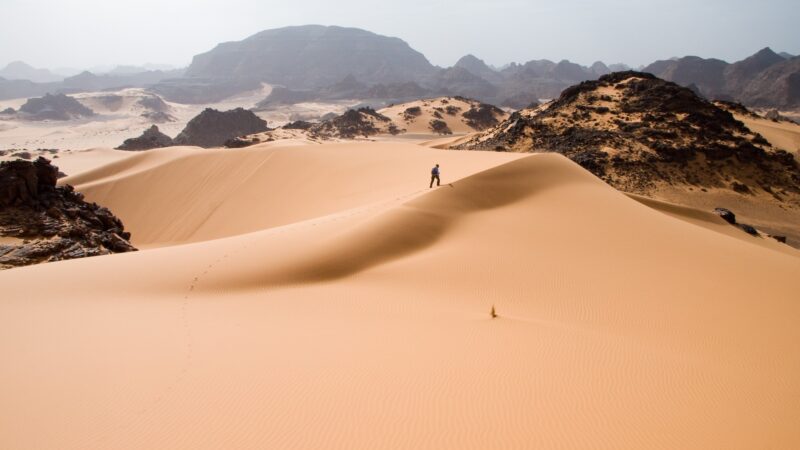 Caminhão quebra no deserto do Saara e deixa quase 50 mortos por sede