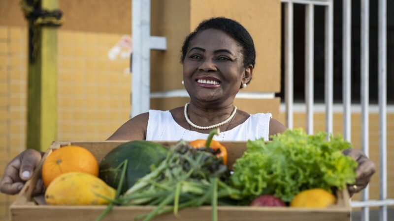 Iniciativas no Brasil transformam sobra de alimentos em combate à fome e à poluição