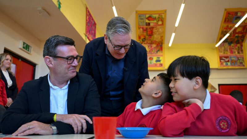 Keir Starmer anuncia renúncia e principais nomes disputam liderança no Reino Unido