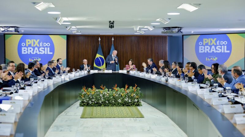 Lula reúne ministério para acelerar entregas e reage a tarifas dos EUA: ‘O PIX é do Brasil’
