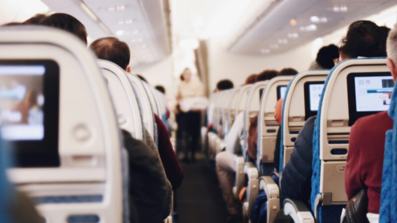 Quais assentos balançam menos durante turbulência em voos?