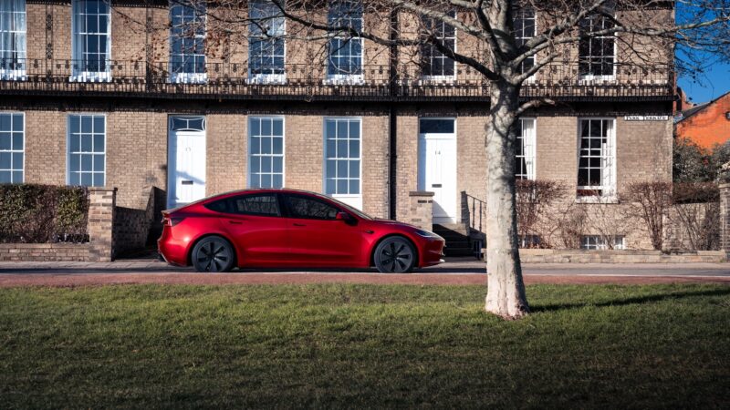 Tesla convoca recall de 219 mil carros nos EUA por problema na câmera de ré