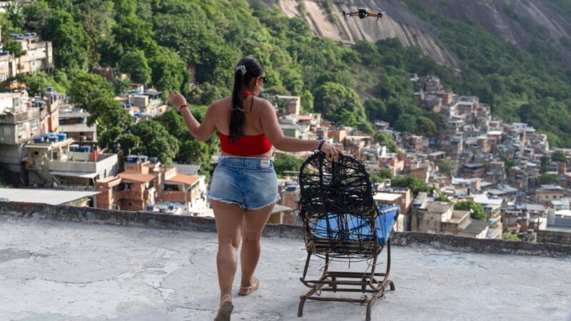 Turistas fazem fila para vídeos em lajes da Rocinha, mas atração gera polêmica sobre pobreza