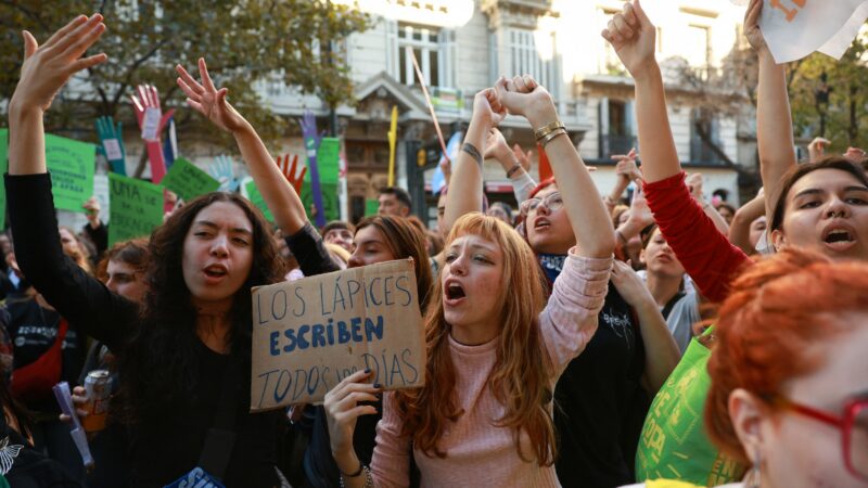 Universitários Argentinos Protestam Contra Cortes na Educação e Resistência do Governo Milei
