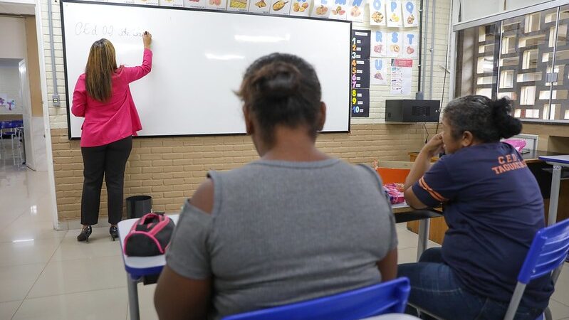 Analfabetismo no Brasil atinge menor nível histórico e cai para 4,9%, aponta IBGE