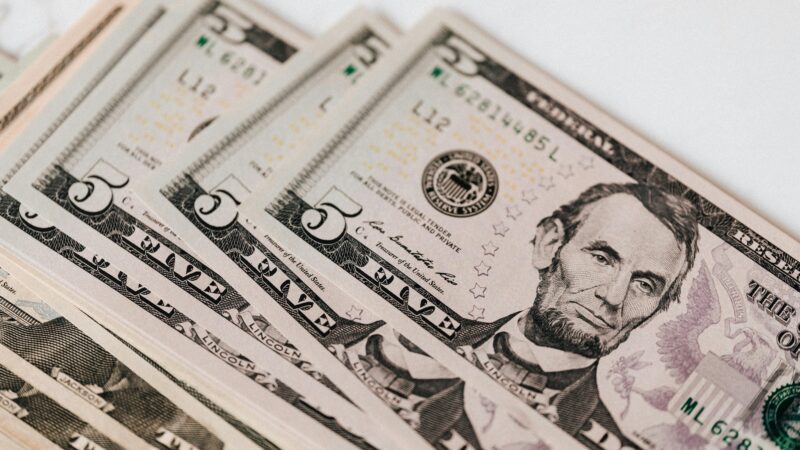 Dólar sobe com novas tarifas dos EUA e tensão no Oriente Médio; Ibovespa fecha em leve queda