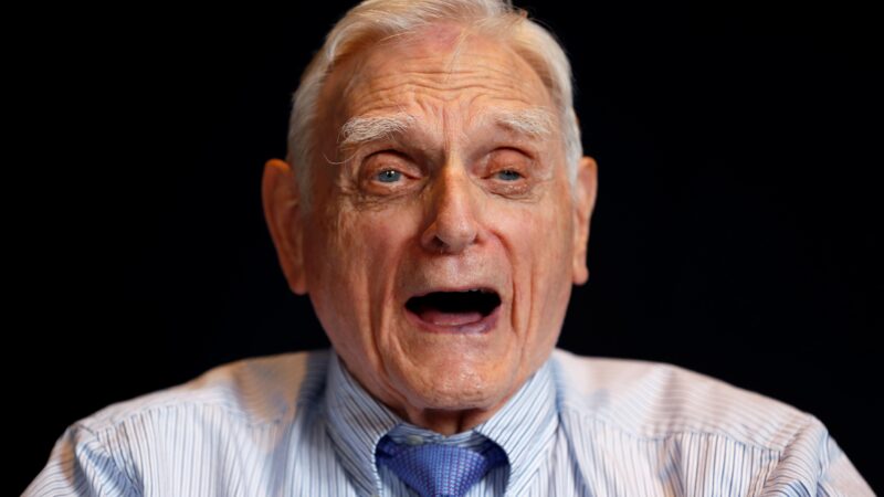 John B. Goodenough, pioneiro das baterias de íon-lítio, morre aos 100 anos