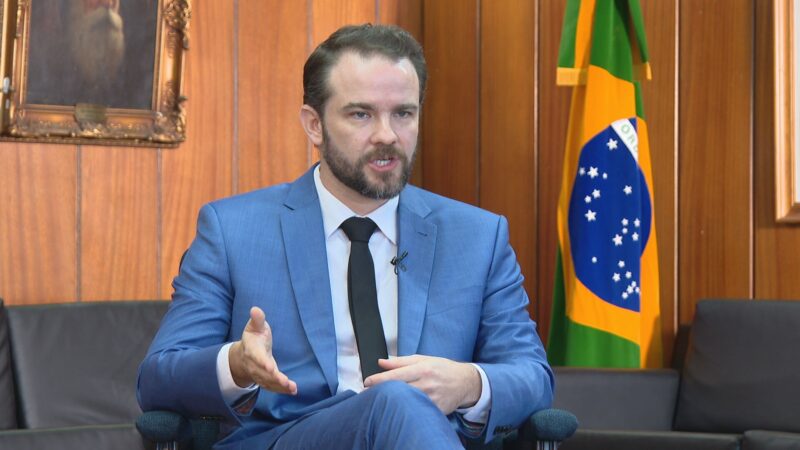 Ministro da Fazenda propõe aumentar impostos para ricos e revisar benefícios fiscais para fortalecer economia