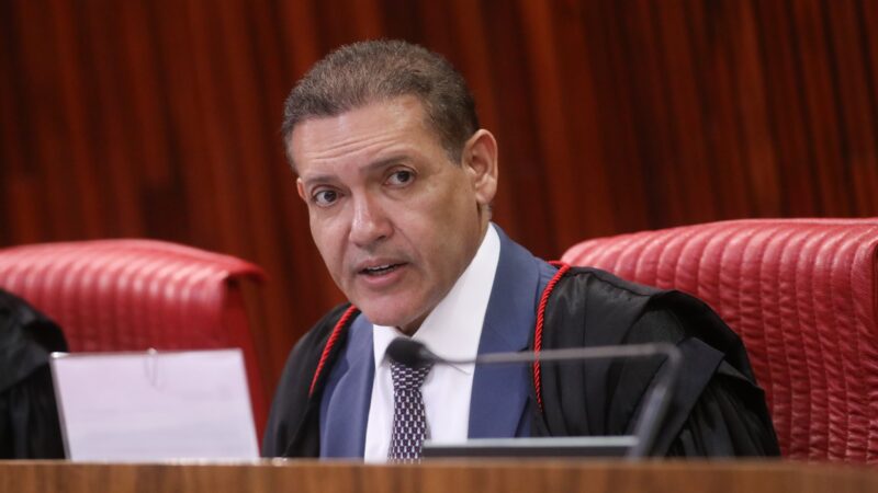 Ministro Nunes Marques assume pedido de investigação sobre rede de perfis contra Flávio Bolsonaro durante recesso do TSE