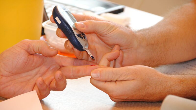 Suplementação de vitamina D pode reduzir risco de diabetes em adultos com pré-diabetes