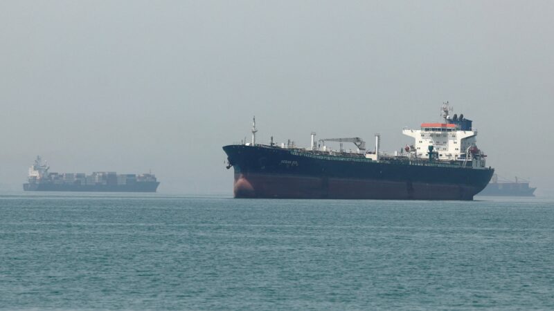 Trump anuncia uso de fundos iranianos para compensar danos a navios no Estreito de Ormuz