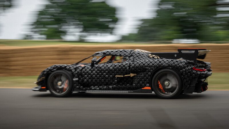 Carro esportivo de Lego em tamanho real bate recorde ao chegar a 111 km/h