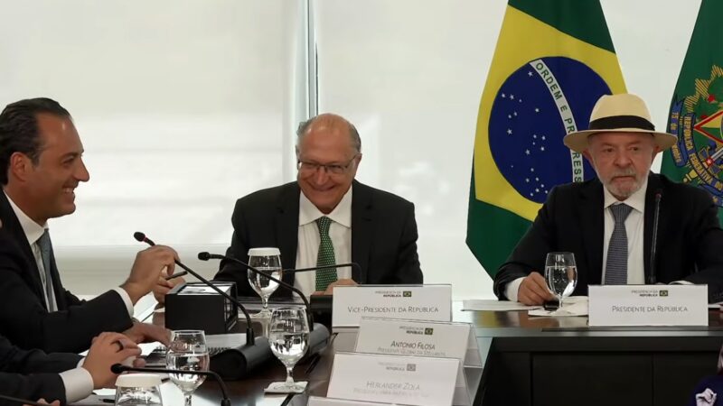 CEO da Stellantis faz comentário após falha no microfone durante reunião com Lula