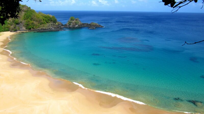 Escadaria e areia da Praia do Sancho são fechadas para manutenção preventiva em Fernando de Noronha