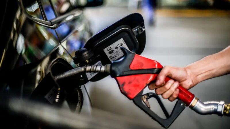 Governo adia decisão sobre aumento da mistura de etanol na gasolina para 32%