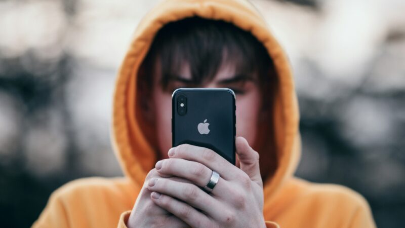 Jovens trocam ostentação por relatos de dívidas e planejamento financeiro nas redes sociais