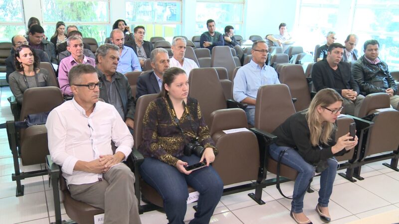 Prefeitos do Centro-Oeste de MG discutem atraso nos repasses do Fundeb em reunião em Divinópolis