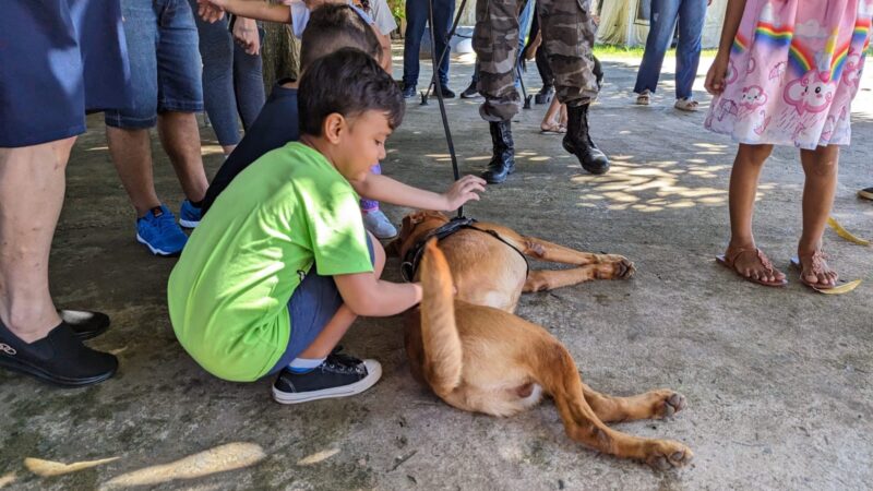 Sessão de cinoterapia com cães do Bope beneficia crianças autistas em Macapá