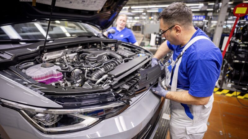 Volkswagen avalia cortar até 100 mil empregos para reduzir custos e aumentar competitividade