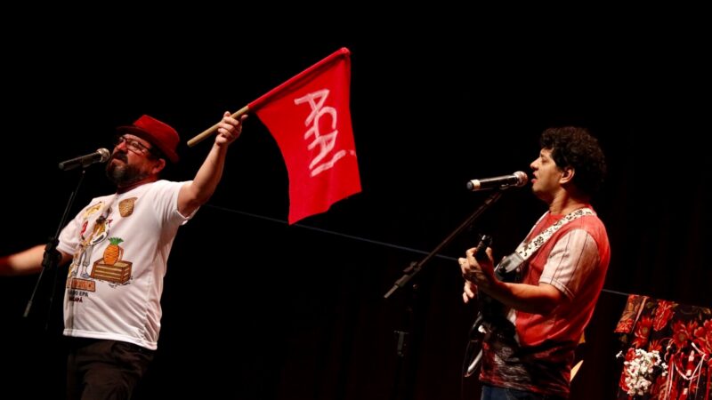 Dupla paraense apresenta show de humor com histórias dos ribeirinhos em Macapá